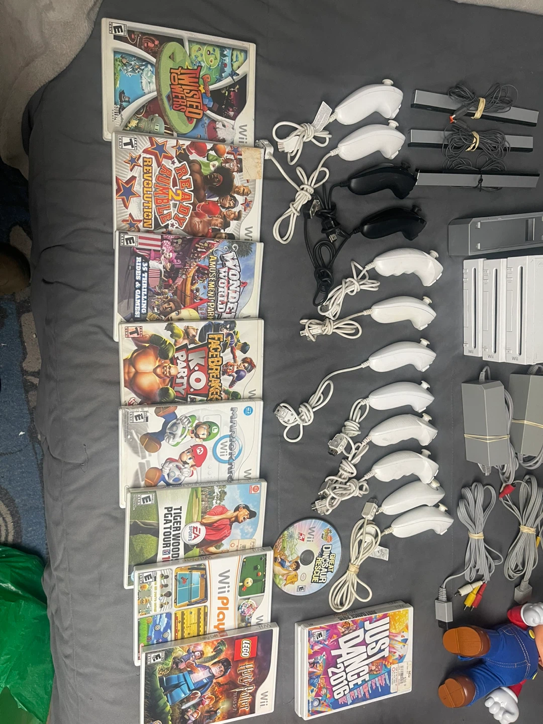 Nintendo 3 Wii Console Bundle with Games and Accessories - photo 3