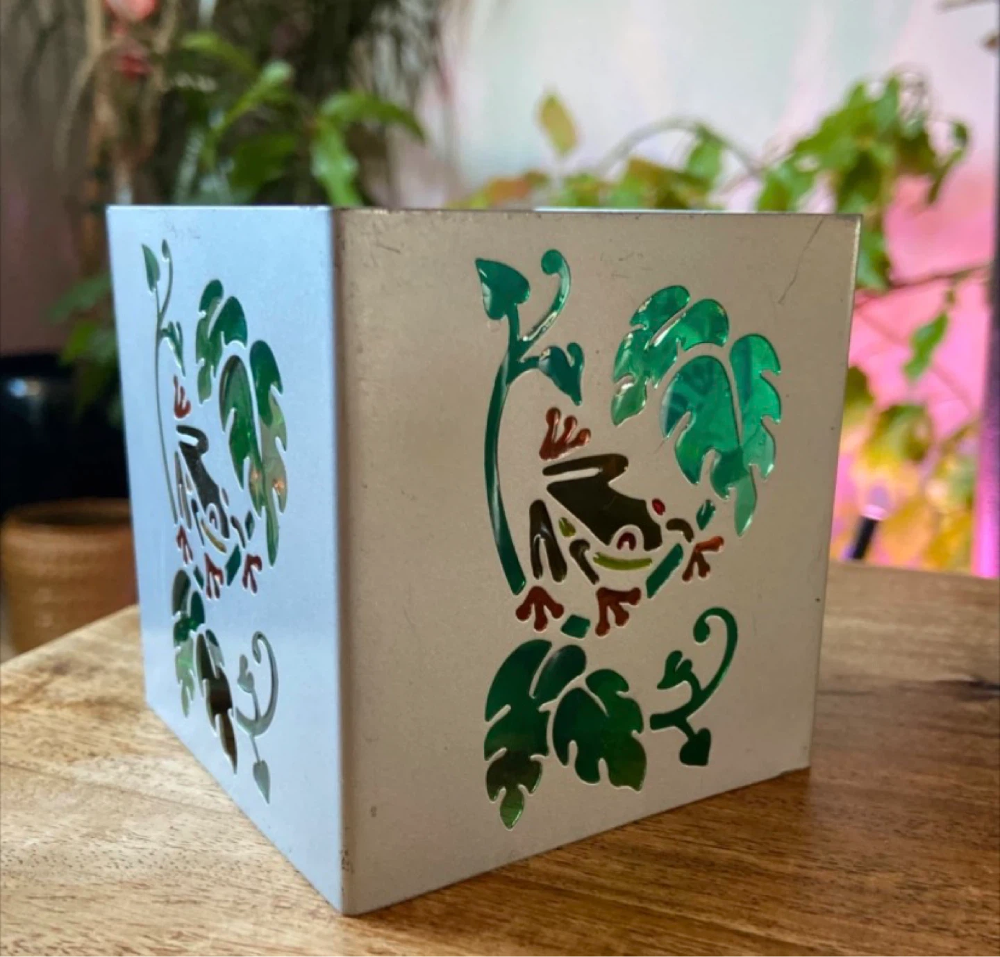 Rainforest Tree Frog and Leaf Tea Light Holder