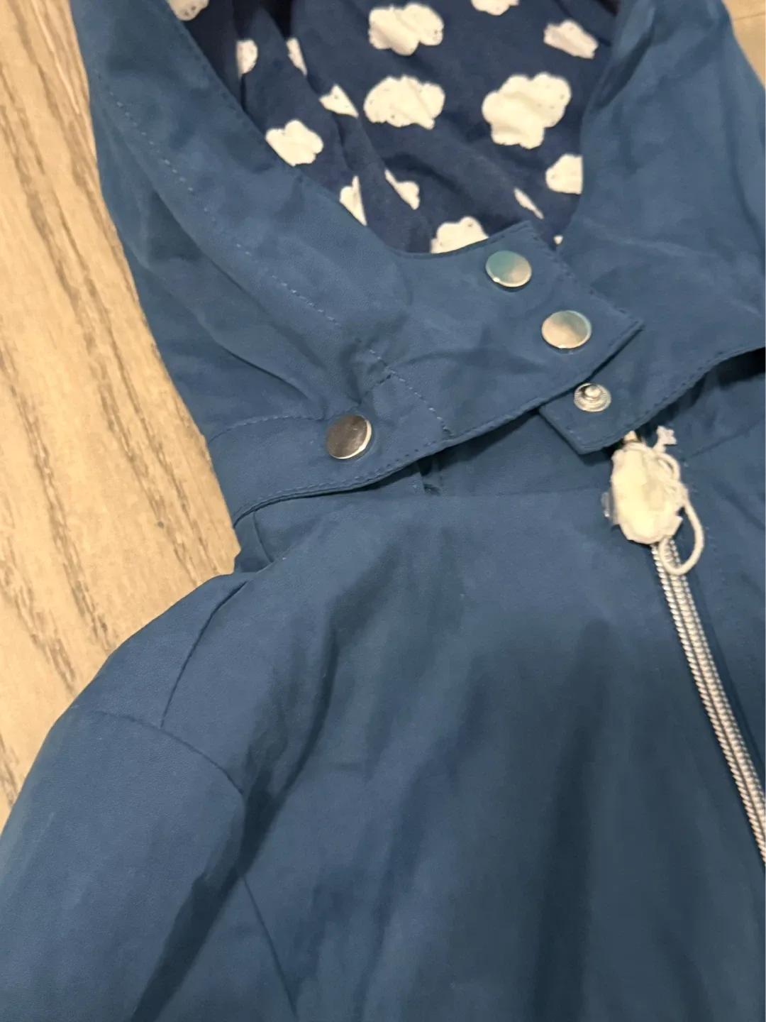 Blue hooded jacket with cloud print lining - photo 2