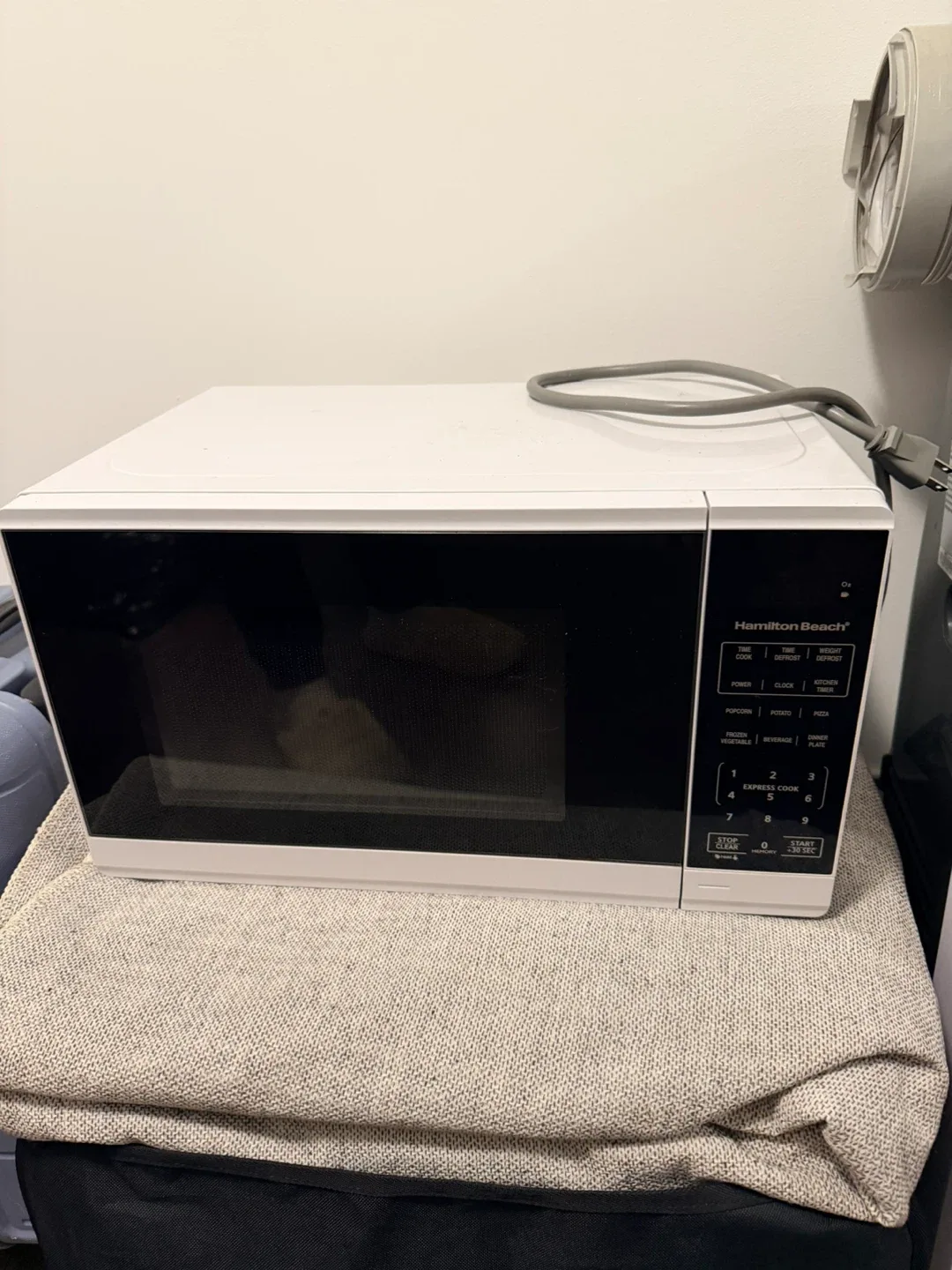 Hamilton Beach 0.7 Cu. Ft. White Microwave