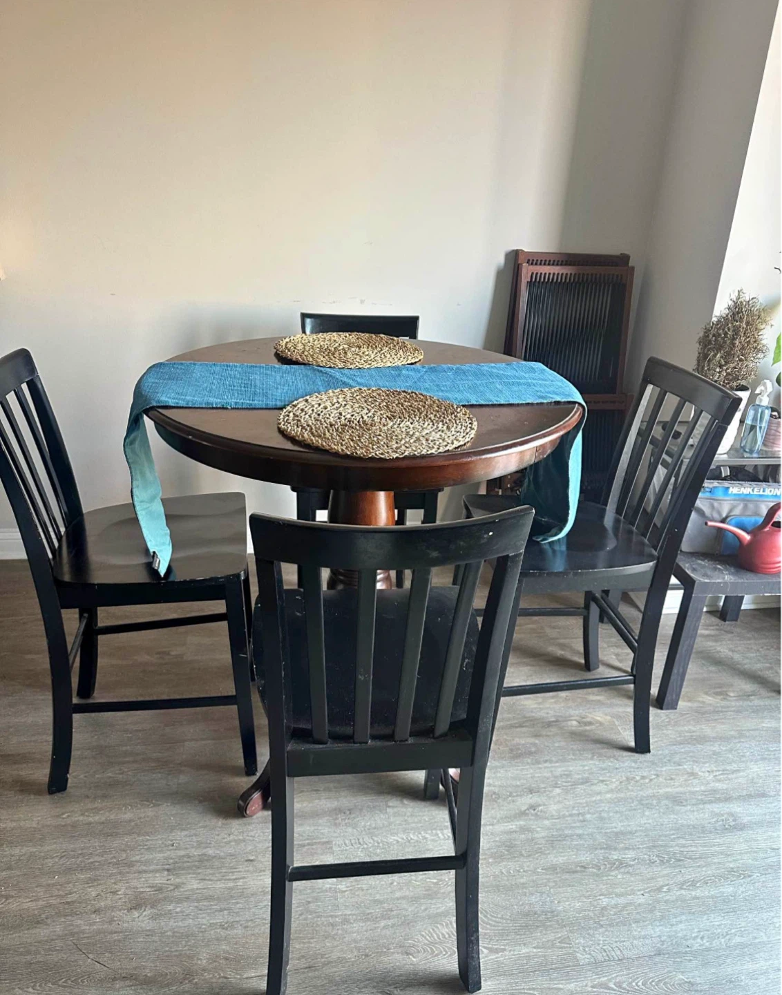 Round Dining Table and 4 Black Chairs Set