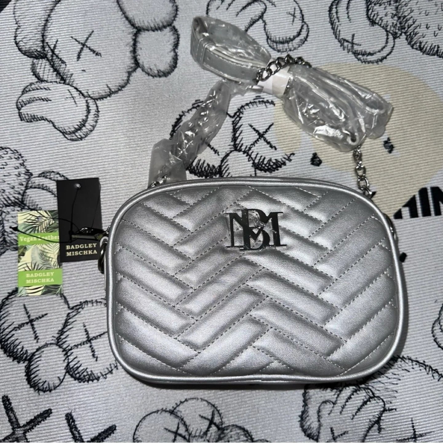 BADGLEY MISCHKA Metallic Grey Silver Camera Bag Chain Strap NWT - photo 4