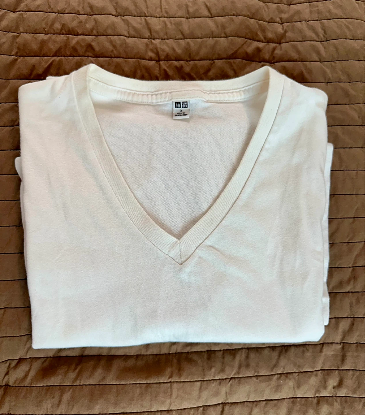 M Men’s Uniqlo White V-Neck T-Shirt