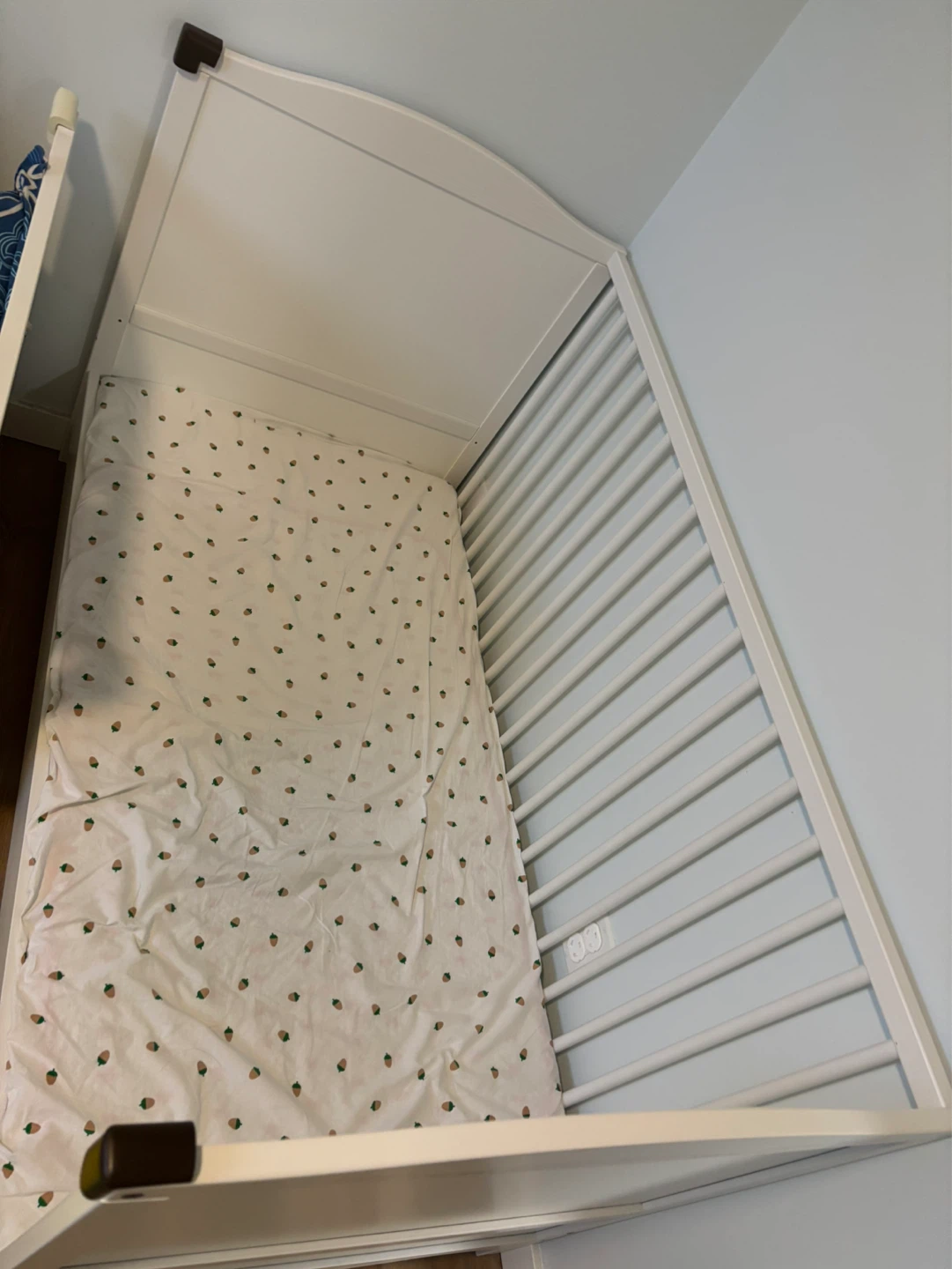 IKEA SMÅGÖRA Crib c/w mattress and sheet