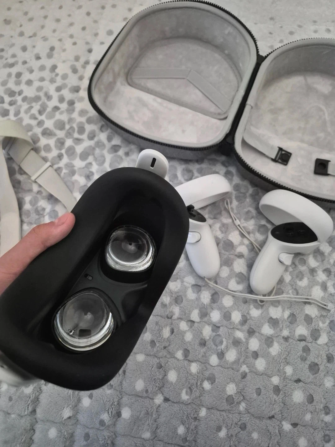 Meta Quest 2 VR Headset with Carrying Case - photo 2