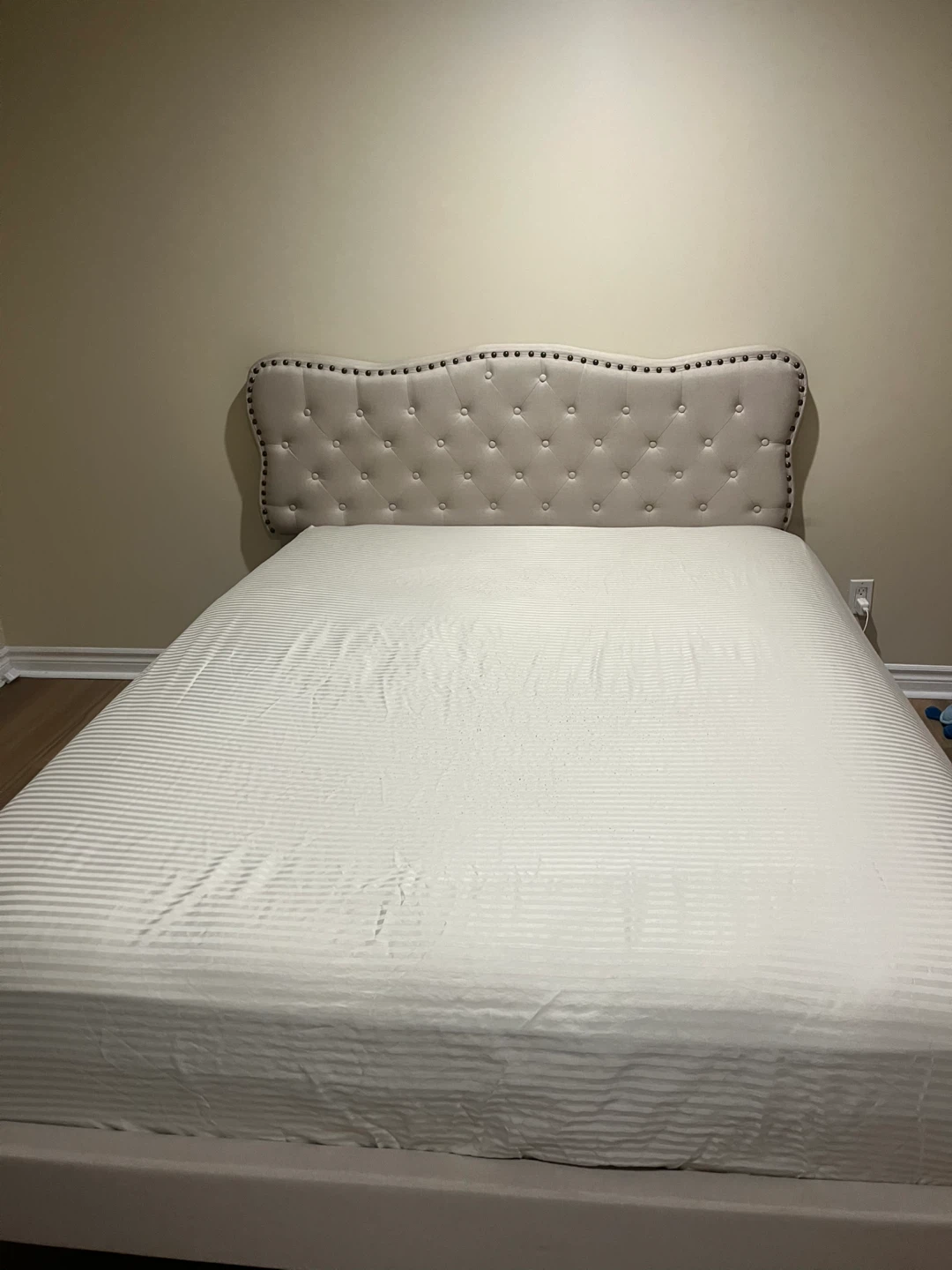 Queen size bed frame - photo 2