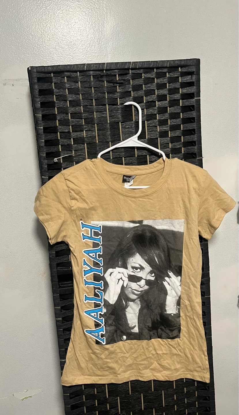 Aaliyah Graphic T-Shirt size L