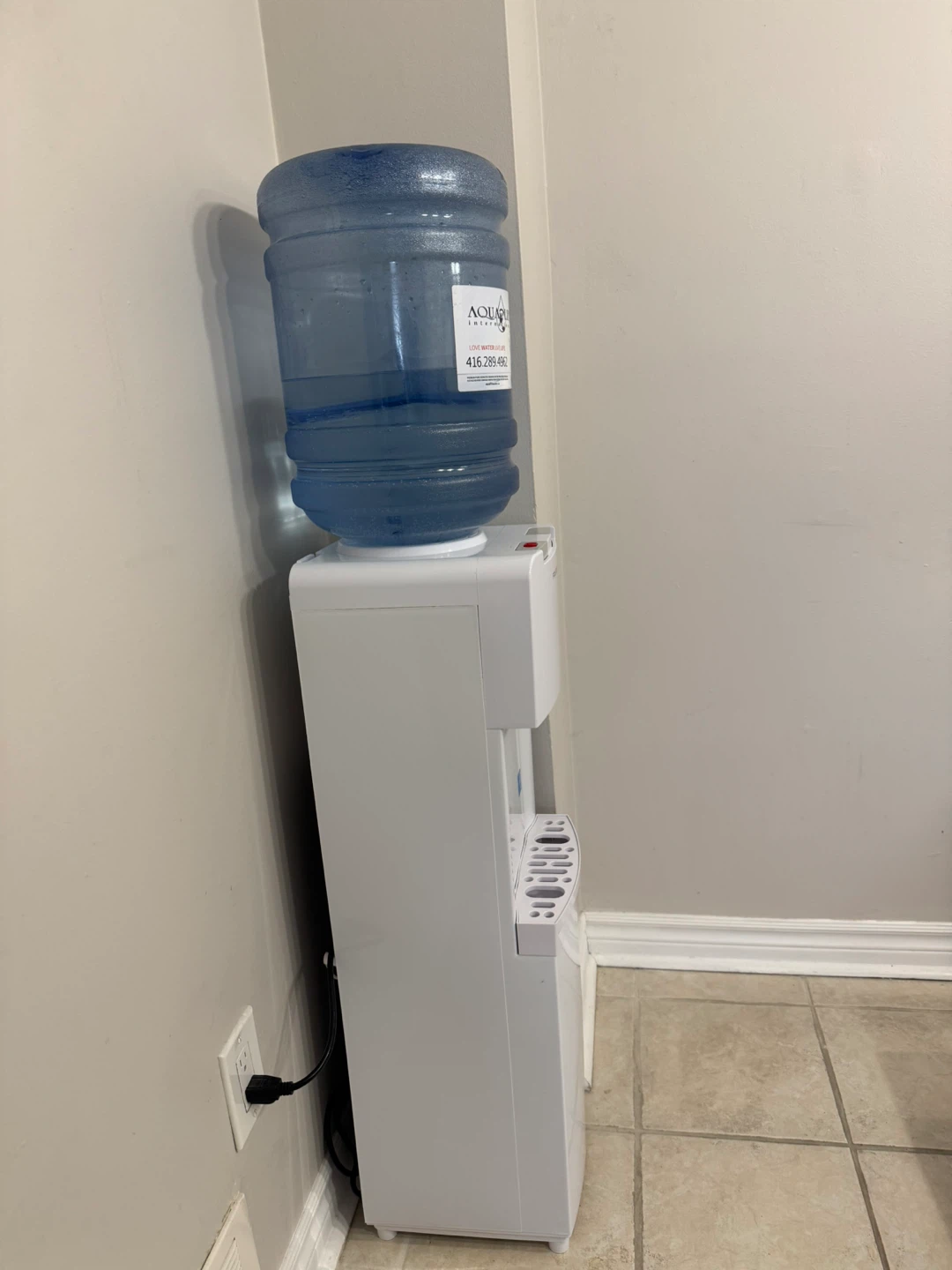 Frigidaire Water dispenser - photo 2