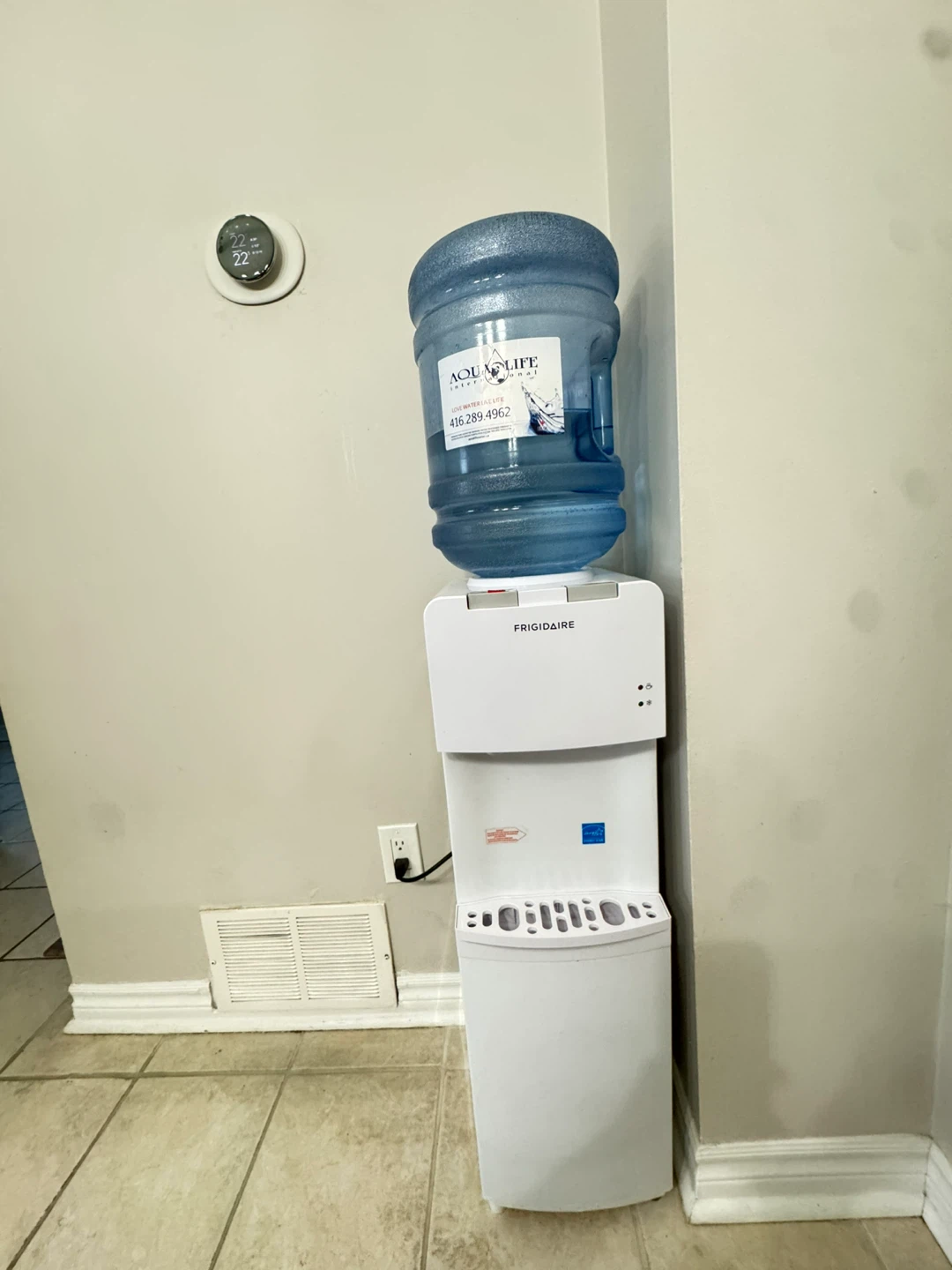 Frigidaire Water dispenser - photo 3