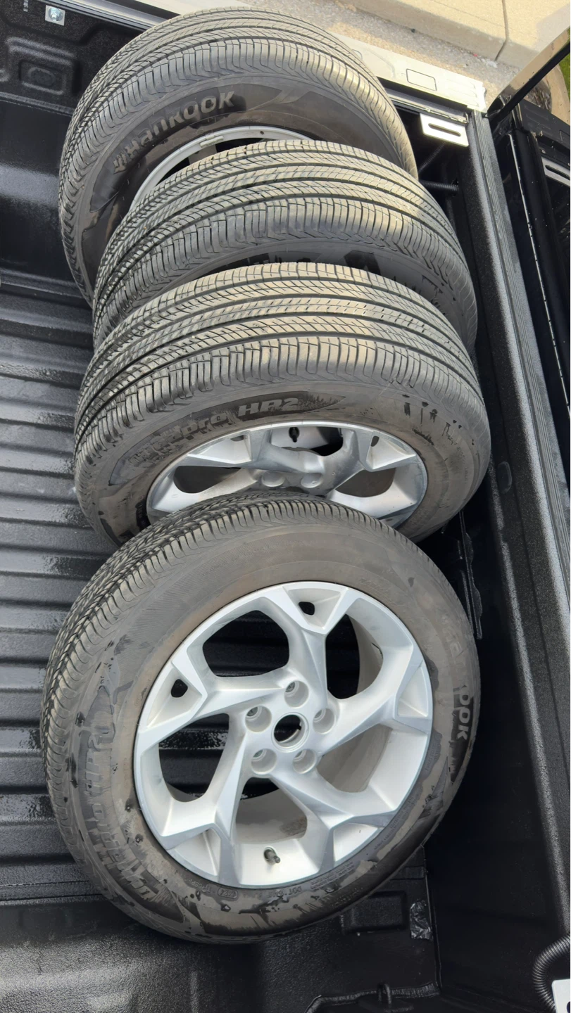 4 Hankook 225 /60 R17 99H tires + 4 original Chevrolet rims.