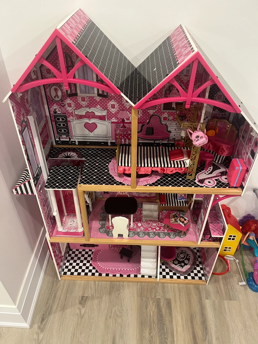 Large Pink Dollhouse with Furniture - photo 2