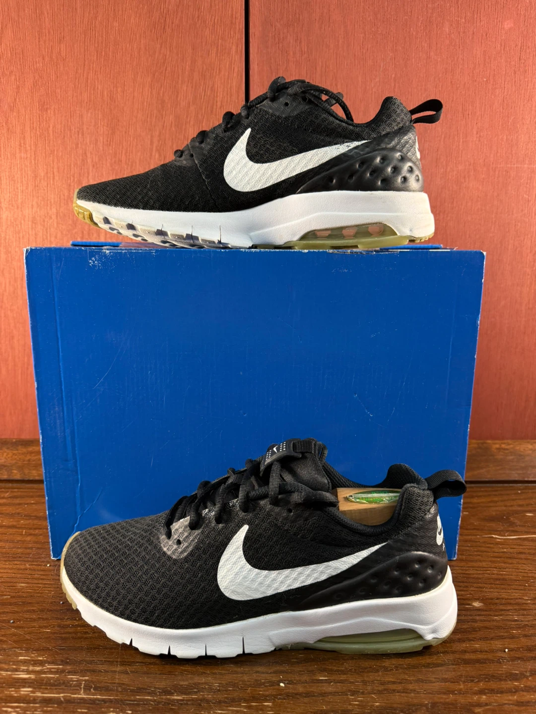 Nike Air Max Motion Low Black White Women’s Running Shoes Sz 9