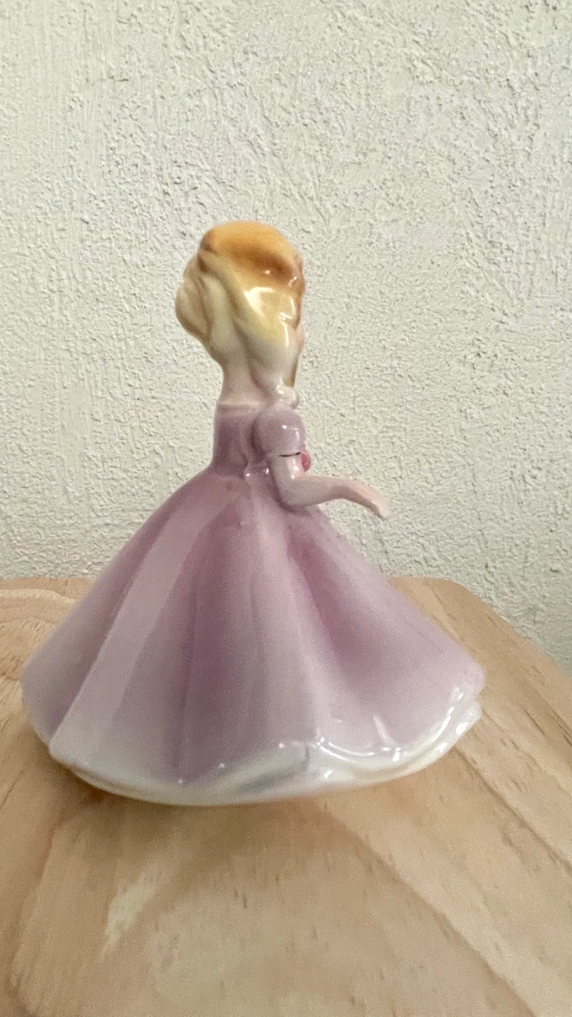 Josef Originals "Girl of the Month" figurine - photo 5