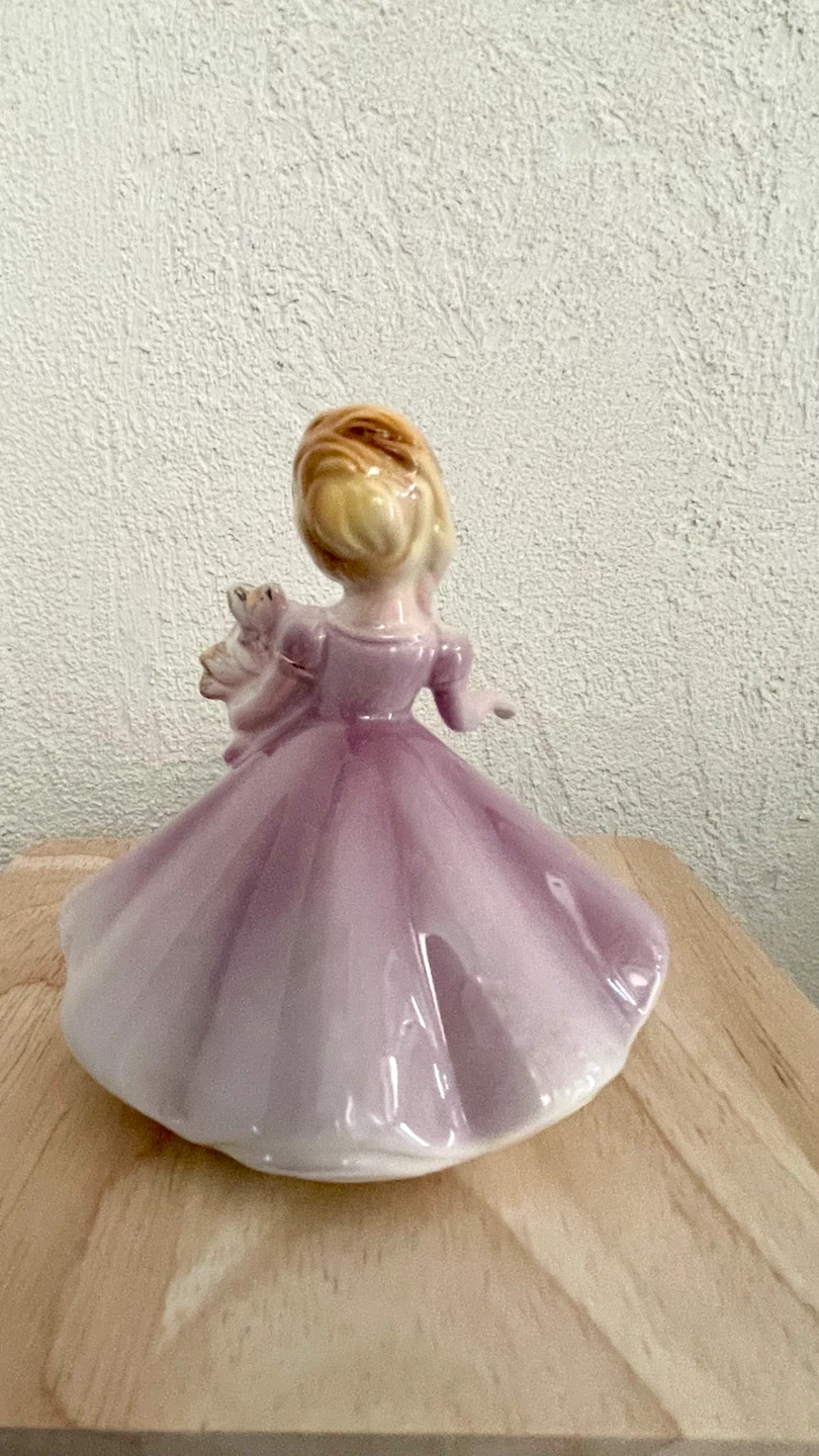 Josef Originals "Girl of the Month" figurine - photo 4