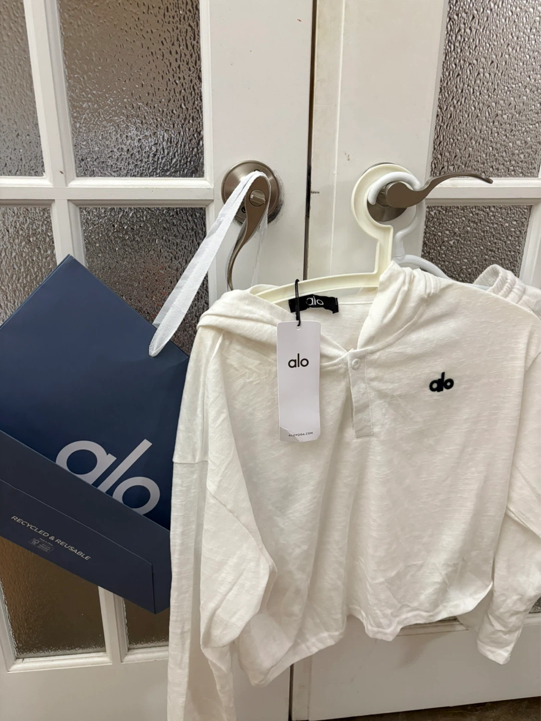 Alo White Hoodie and Shorts Set - photo 2