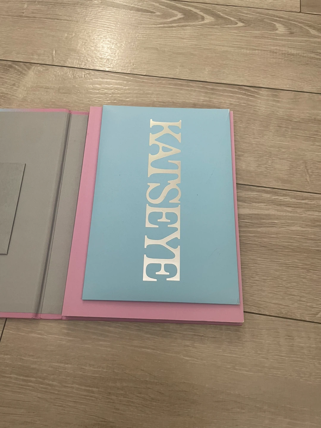 KATSEYE SIS Photobook & Merch - photo 2