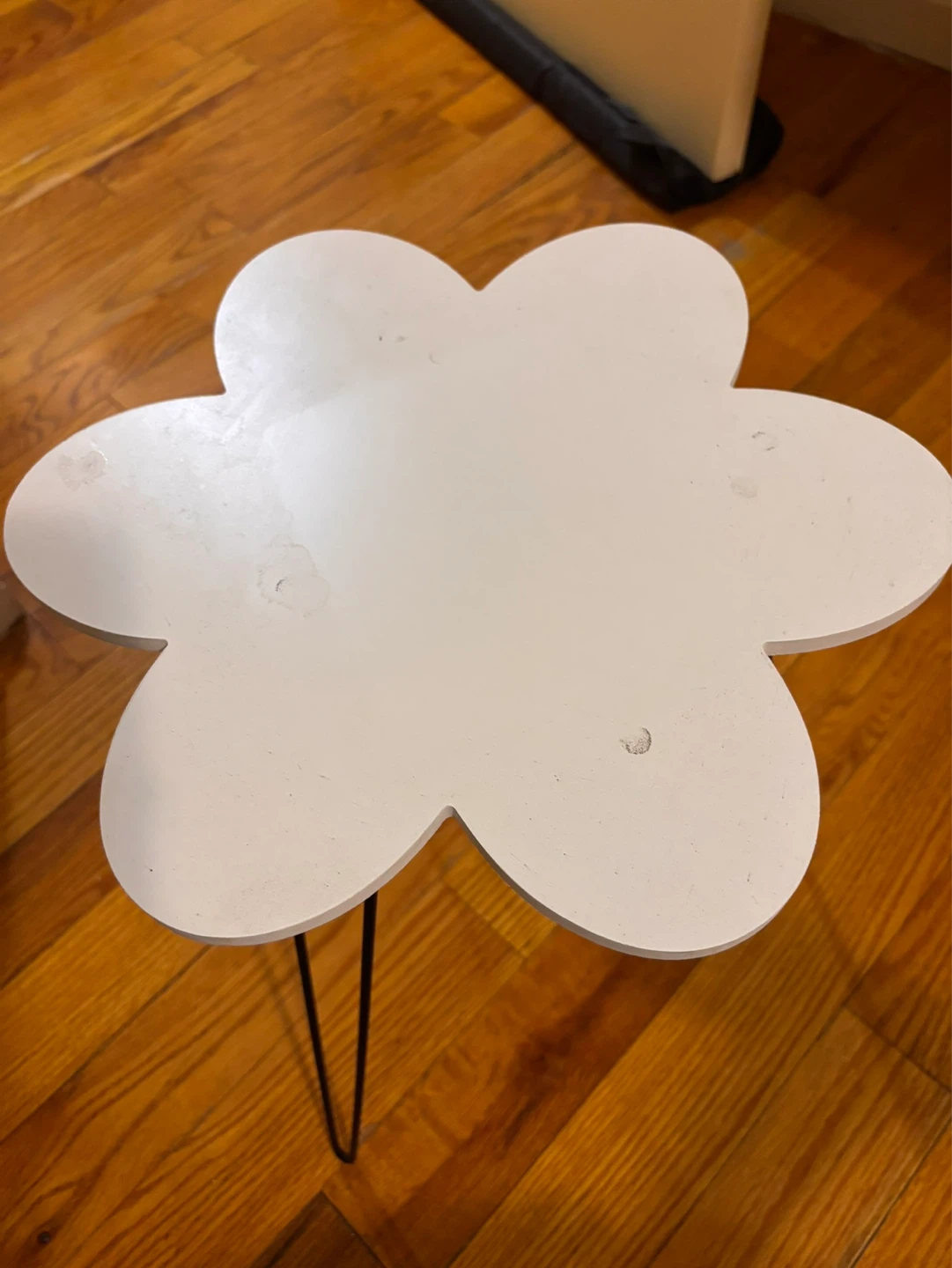 White flower top table to keep plants - photo 2