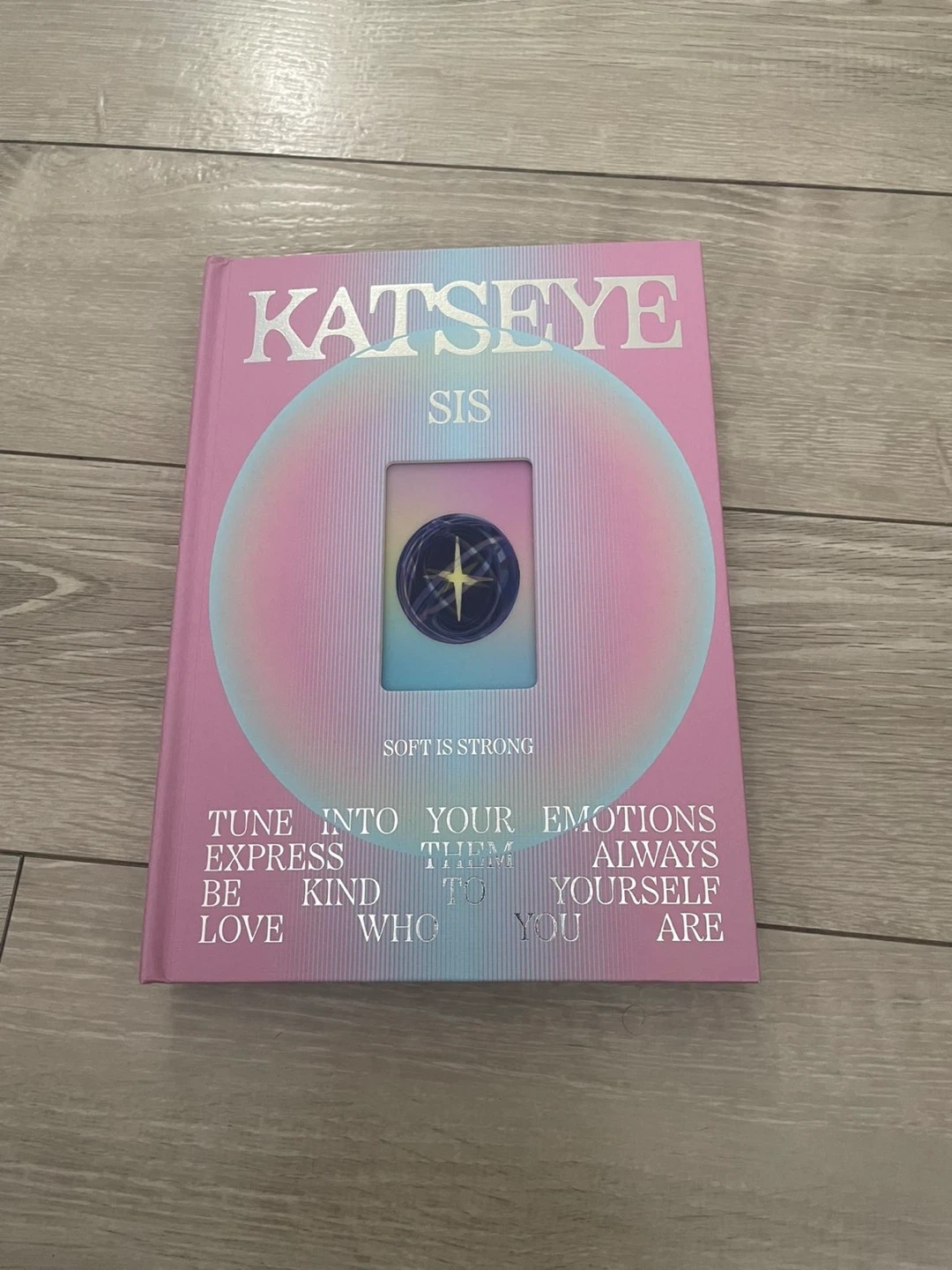 KATSEYE SIS Photobook & Merch - photo 2