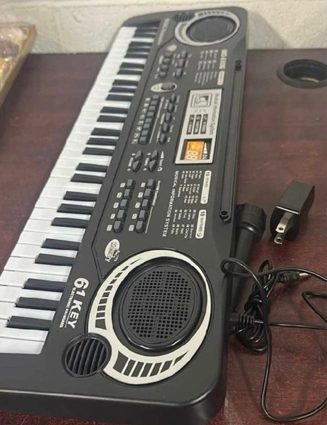 New in Box 61 Key Piano Keyboard for Beginners w/ mic - photo 3
