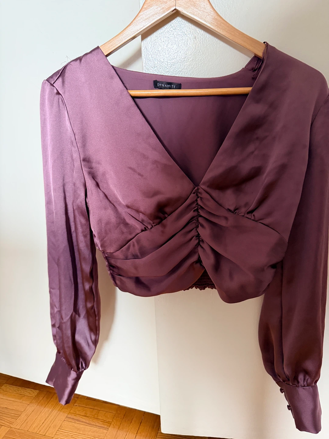 DYNAMITE Ruched V-Neck Long Sleeve Crop Top - Burgundy - P/S