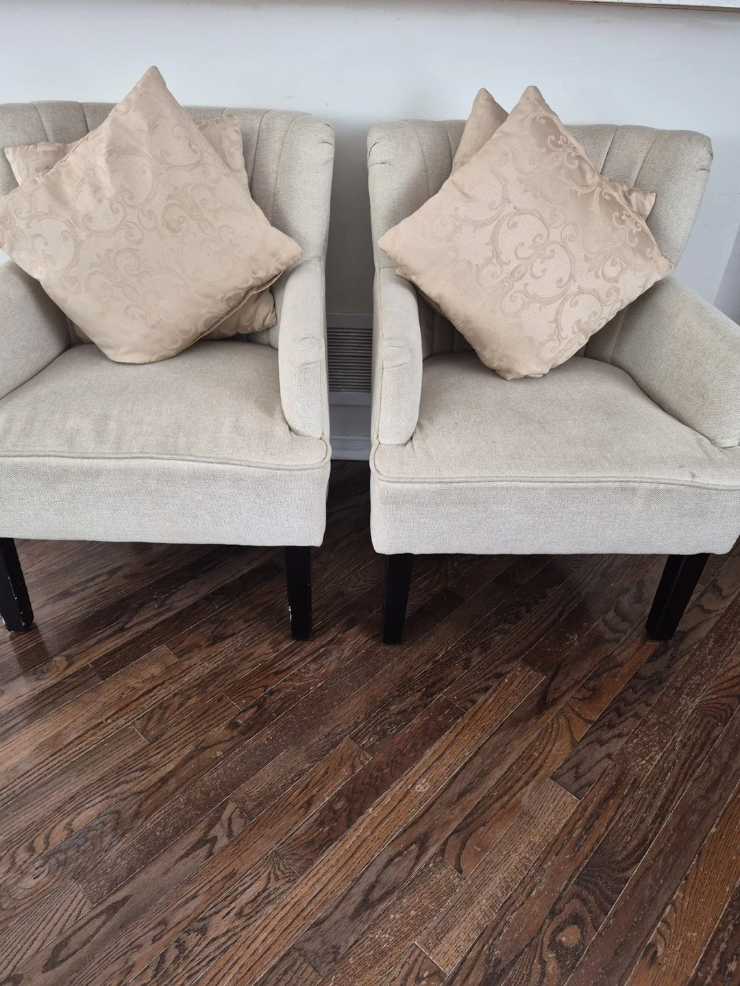 Set of 2 accent chairs with throw pillows