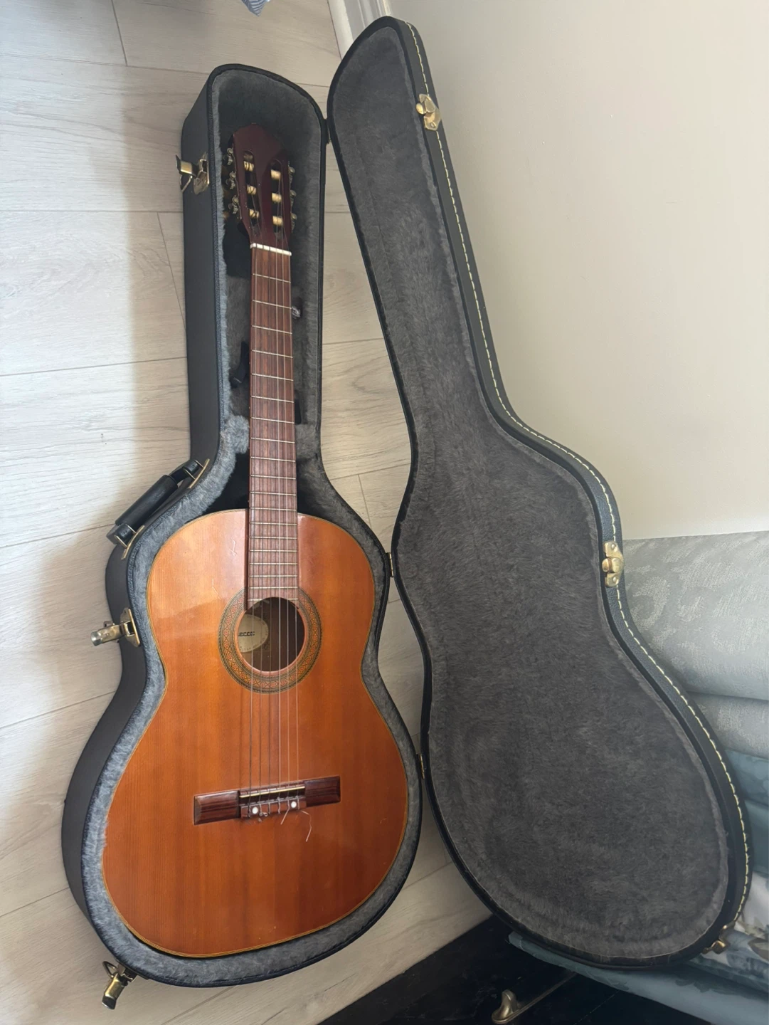 Vintage Decca Classical Guitar + Reinforced Hard Case - photo 2