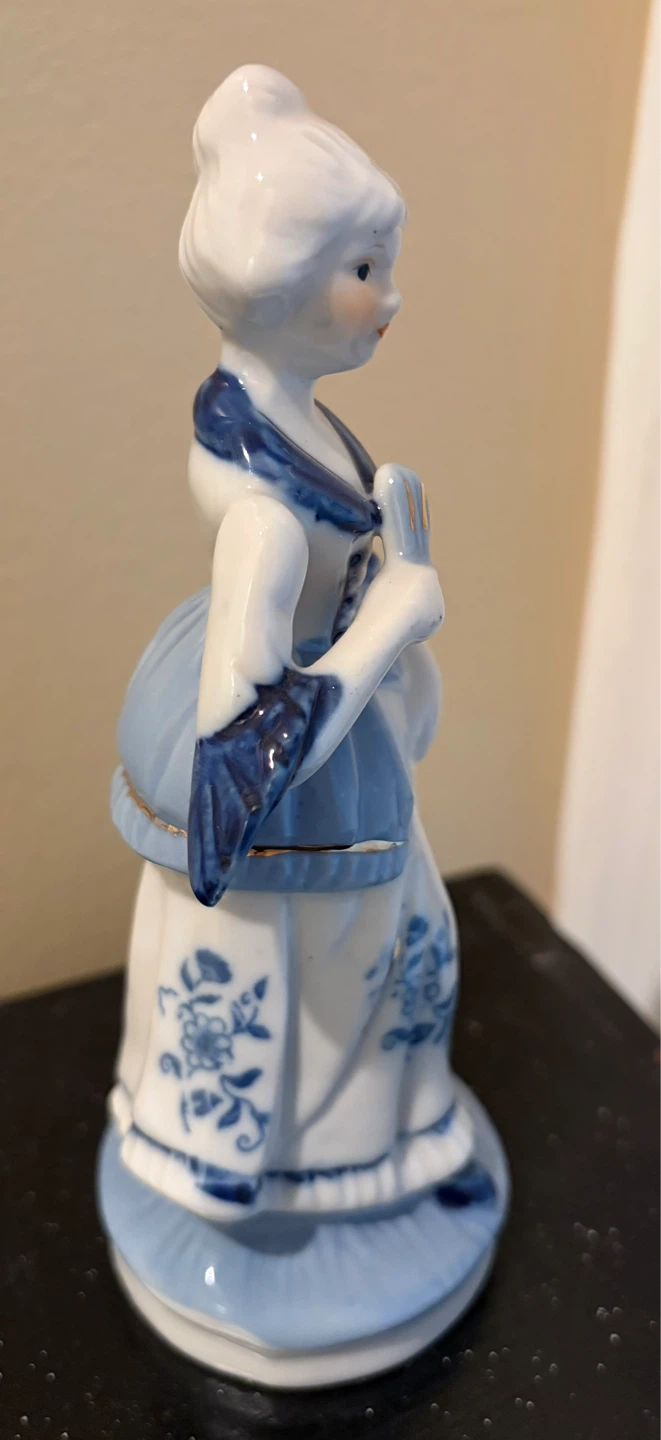 Ceramic Figurine of a Lady with Fan - photo 2