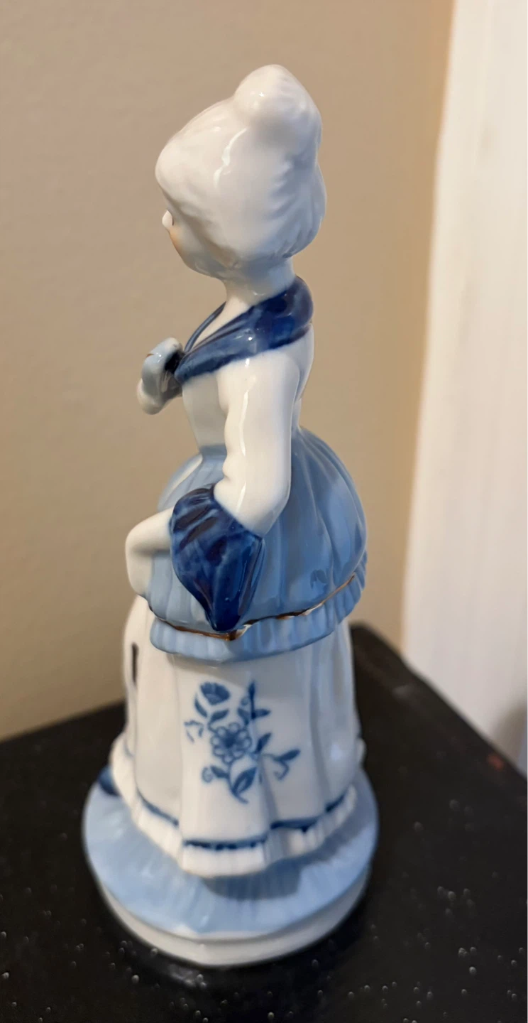 Ceramic Figurine of a Lady with Fan - photo 4