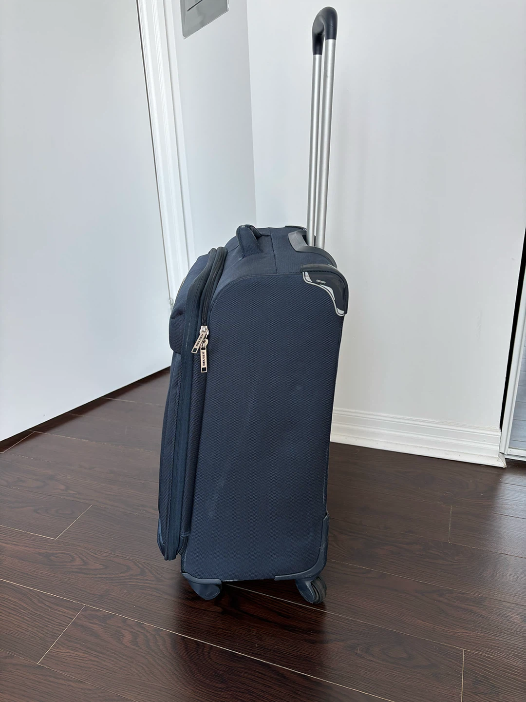 Delsey Spinner Suitcase – Great Condition - photo 3