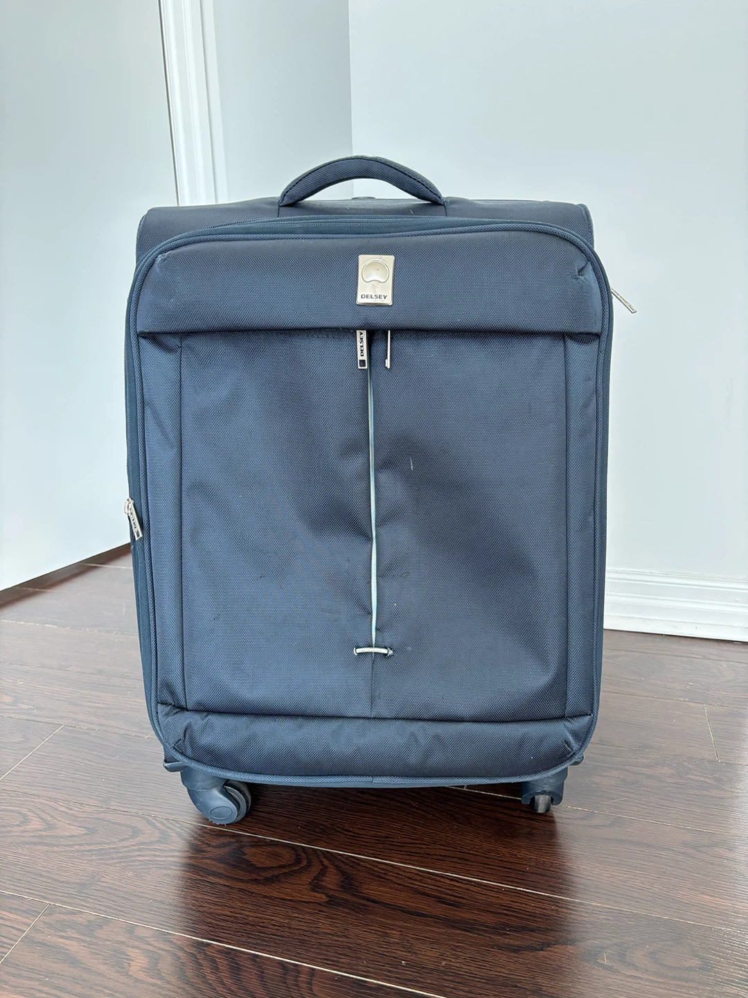 Delsey Spinner Suitcase – Great Condition - photo 2