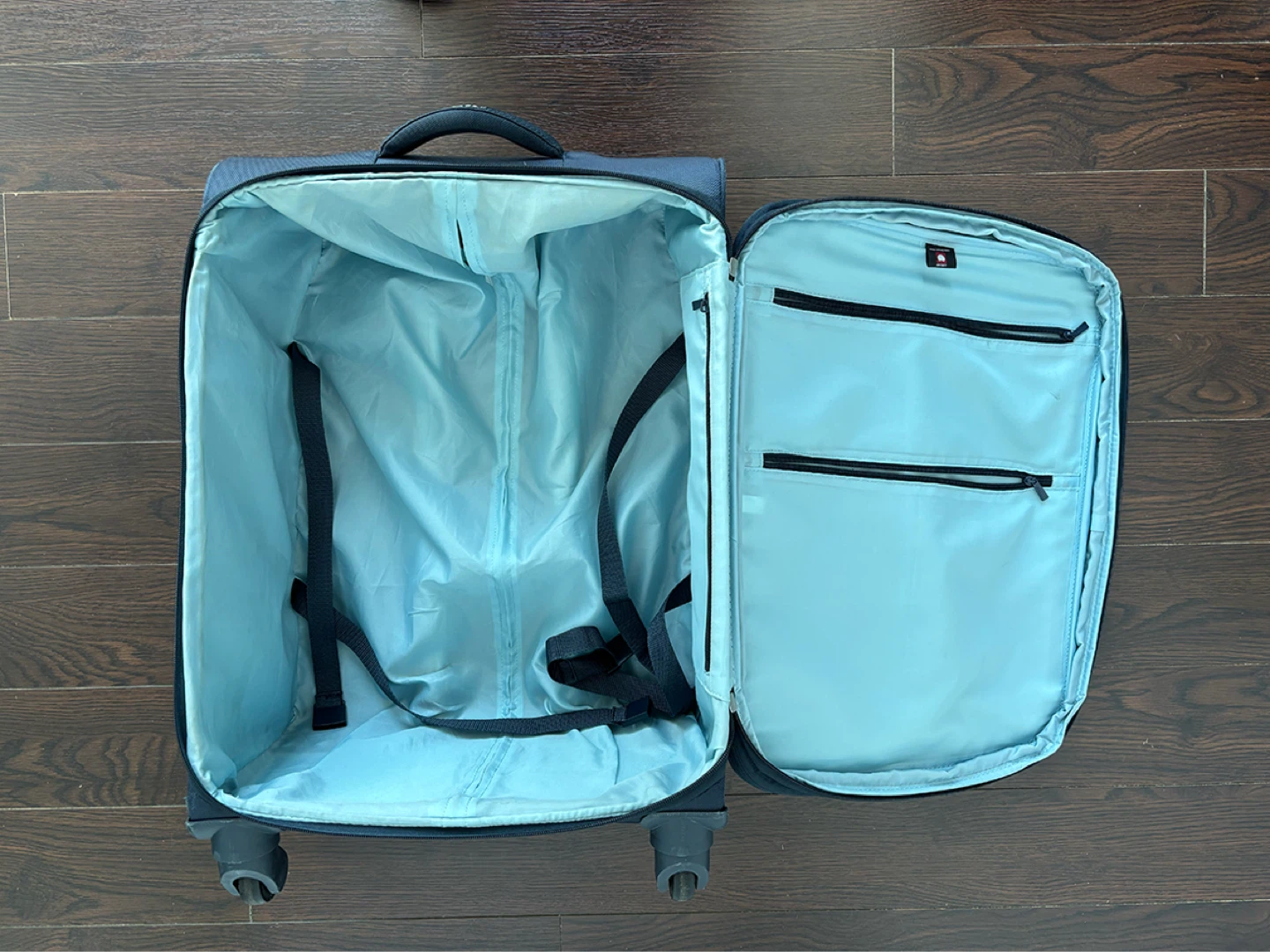 Delsey Spinner Suitcase – Great Condition - photo 4