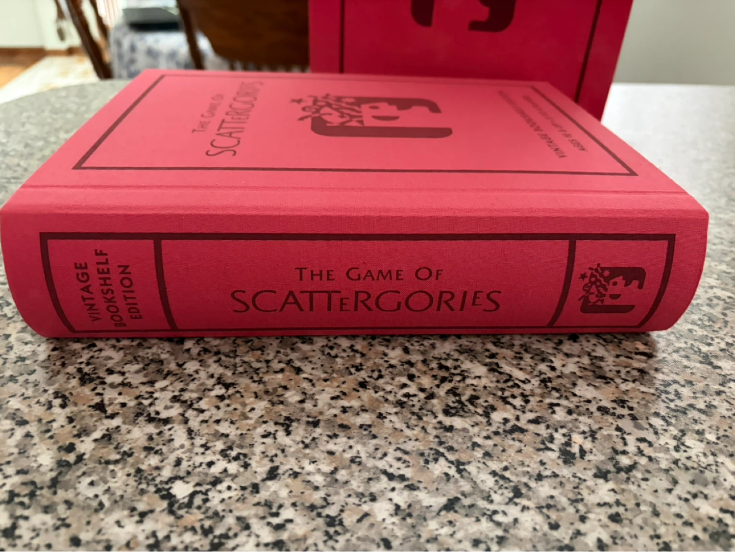 New! Scattergories Vintage Bookshelf Edition Board Game - photo 3