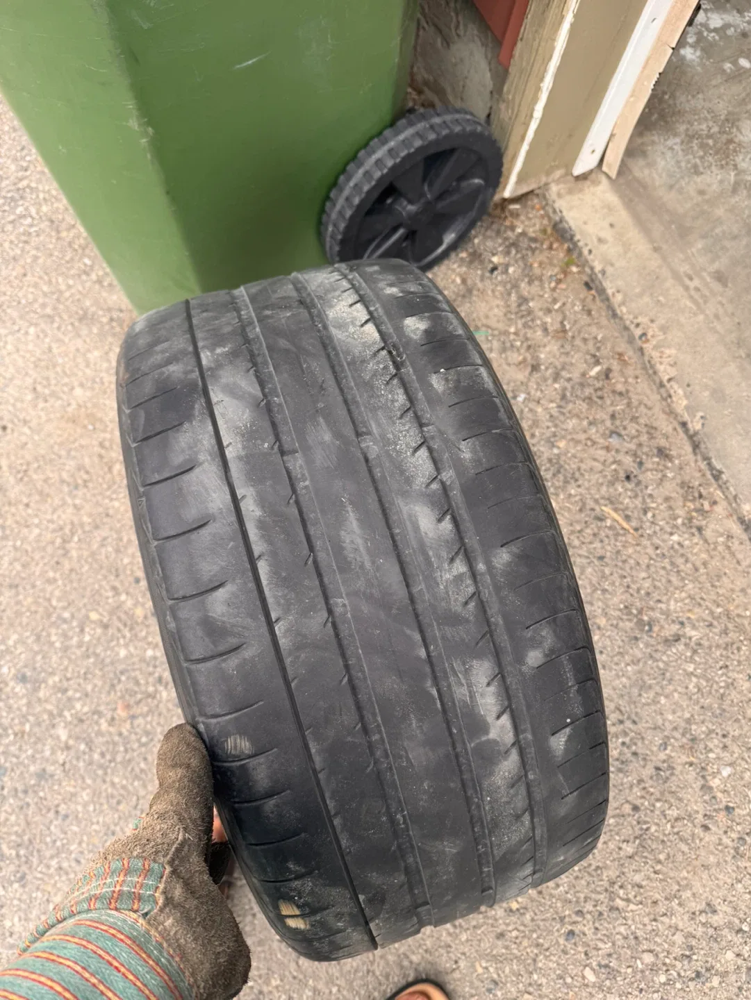 275/35ZR18 Tire