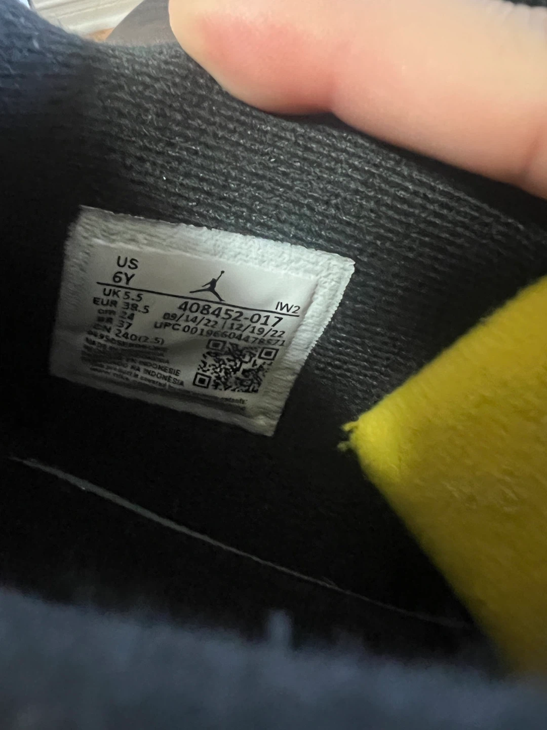 Jordan 4 'Lightning' Sneakers - Size 6Y - photo 3