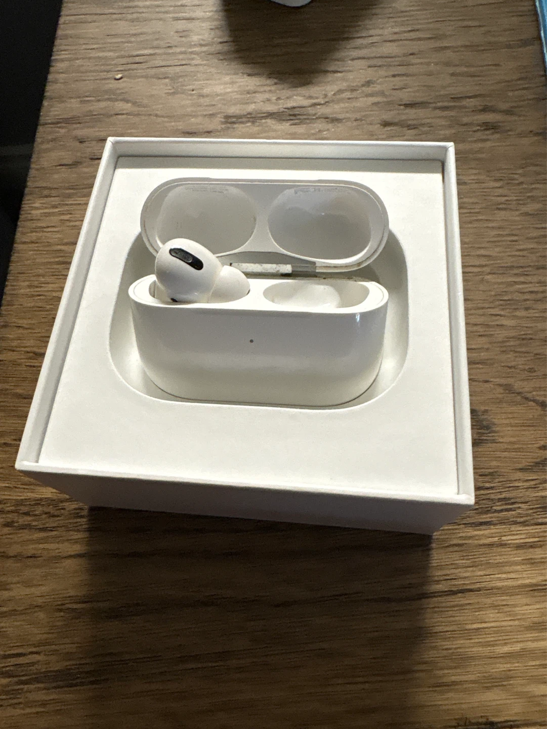 AirPod Pro (left) with MagSafe Charging case - photo 2