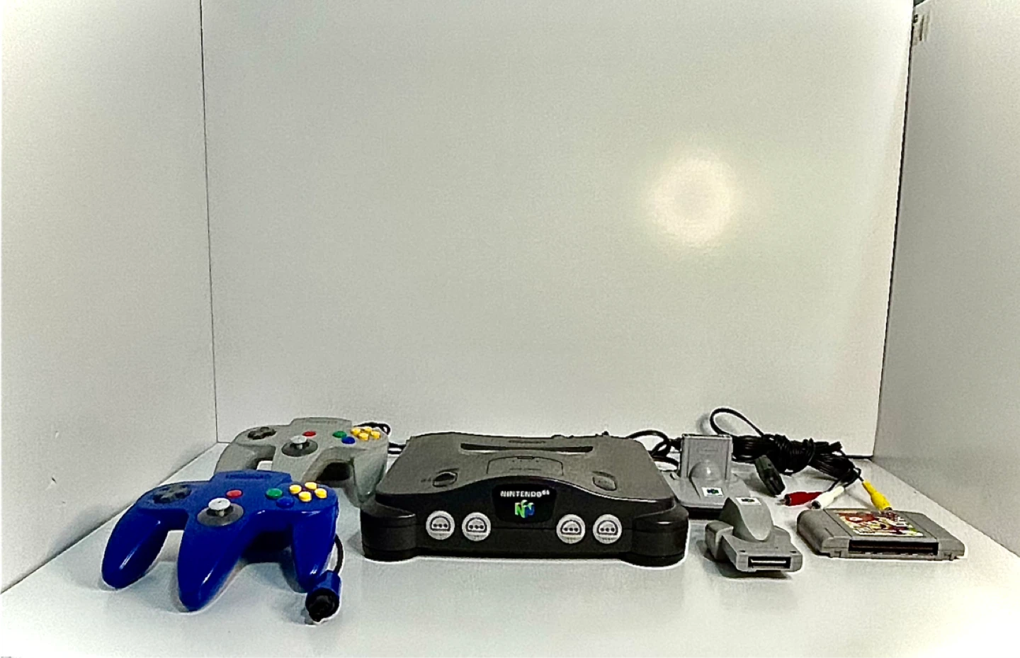 Nintendo 64 Console with 2 Controllers and Games - photo 2
