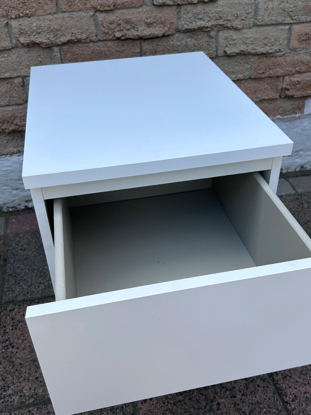 Two white bedside tables with drawers - photo 3