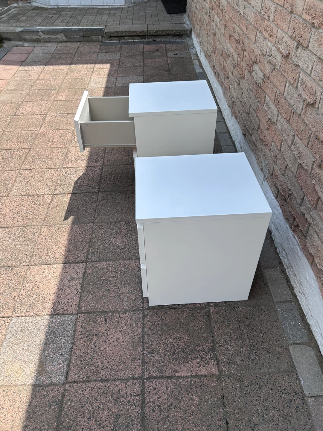 Two white bedside tables with drawers - photo 4