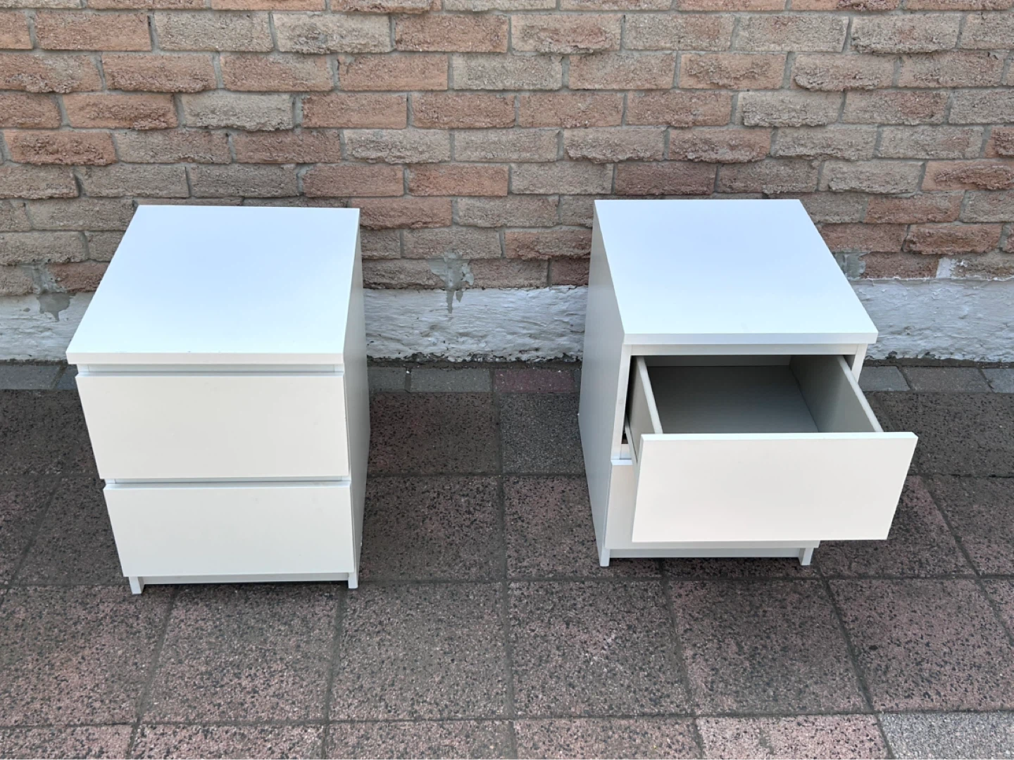 Two white bedside tables with drawers - photo 2
