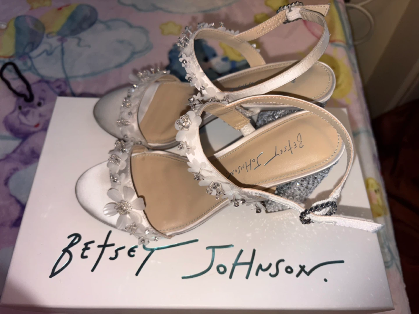 Betsey Johnson White Sparkle Heels Size 7 - photo 4