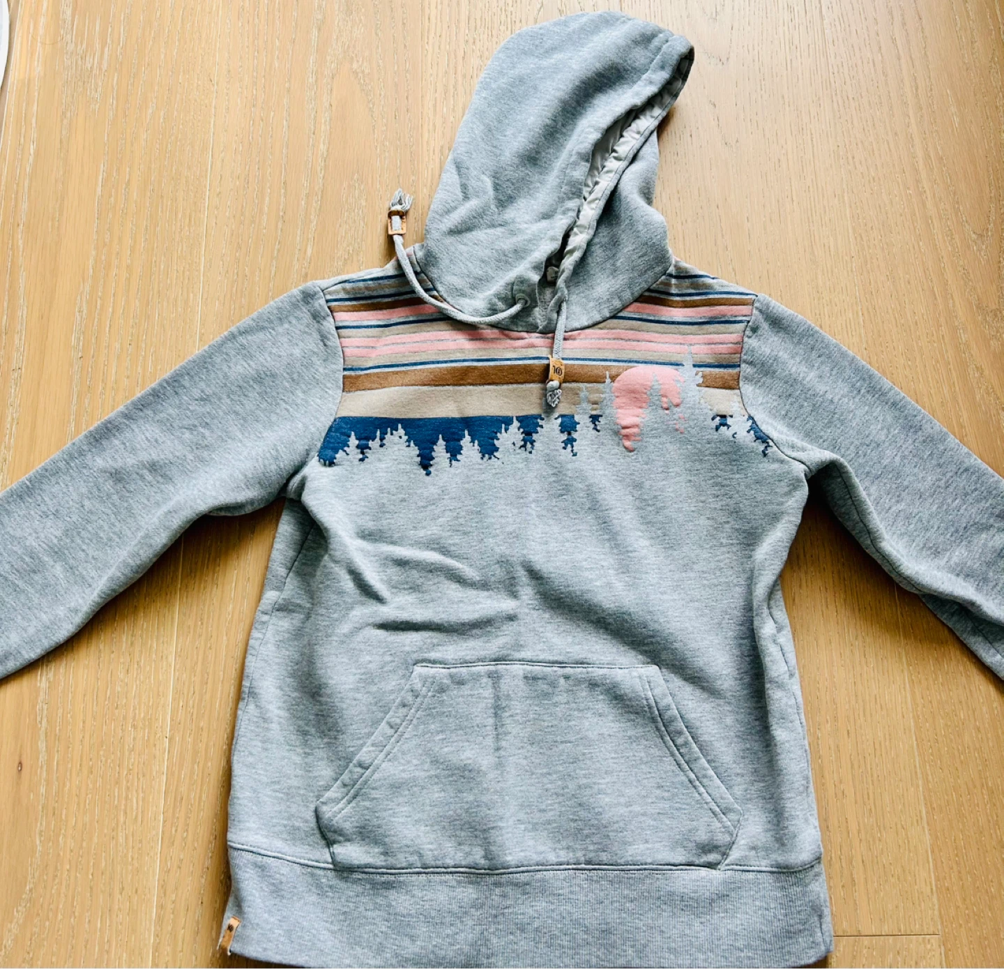 Tentree Women’s Hoodie - Size small- Grey with Graphic Print - photo 4