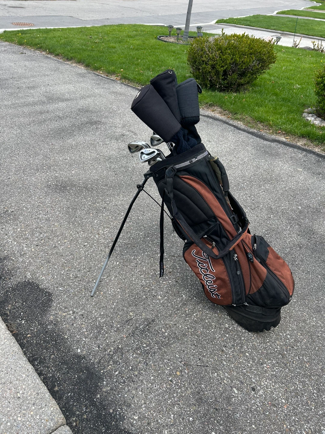 Titleist Golf Bag with Clubs - photo 2