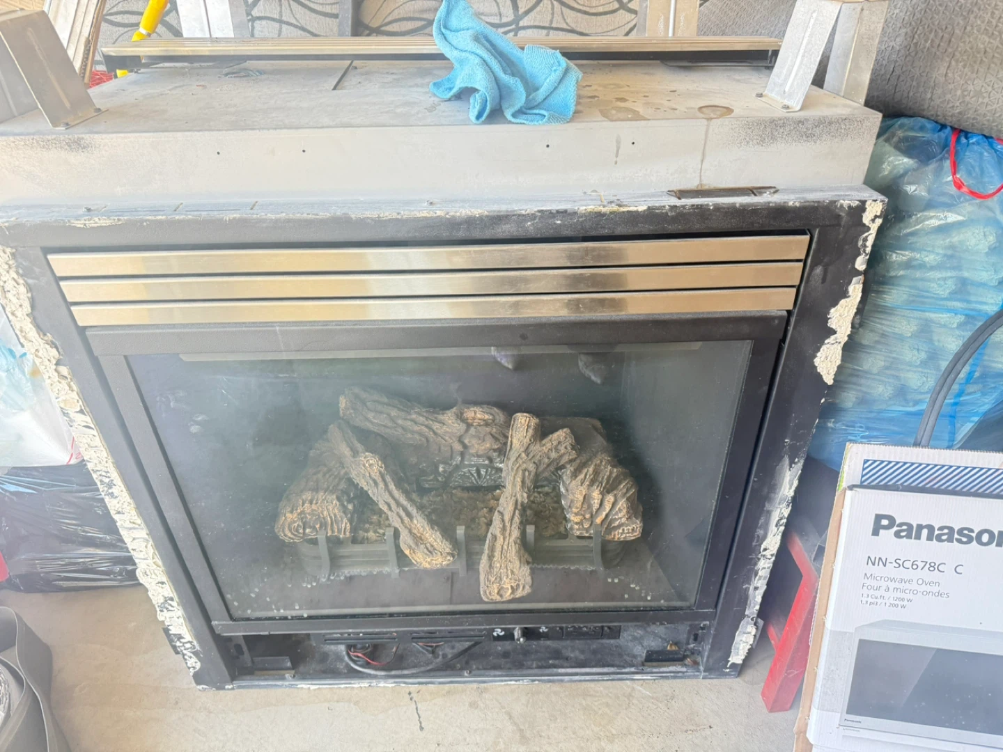 Gas Fireplace Insert with Logs