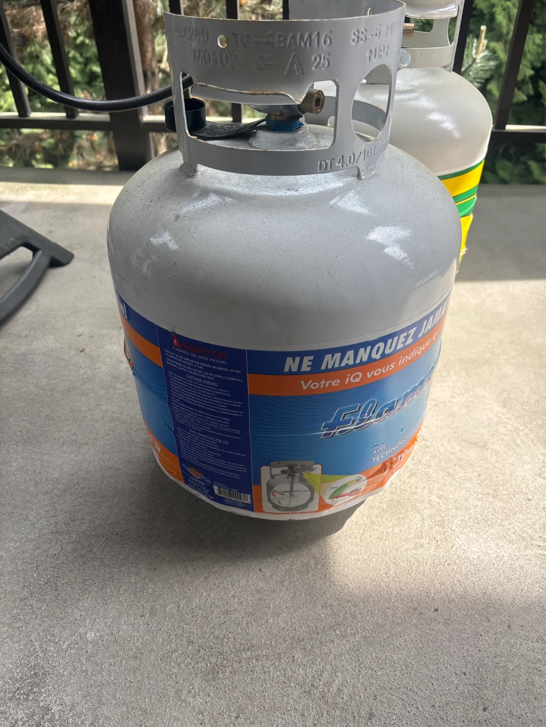 Propane Tank with Gauge ( propane is full )
