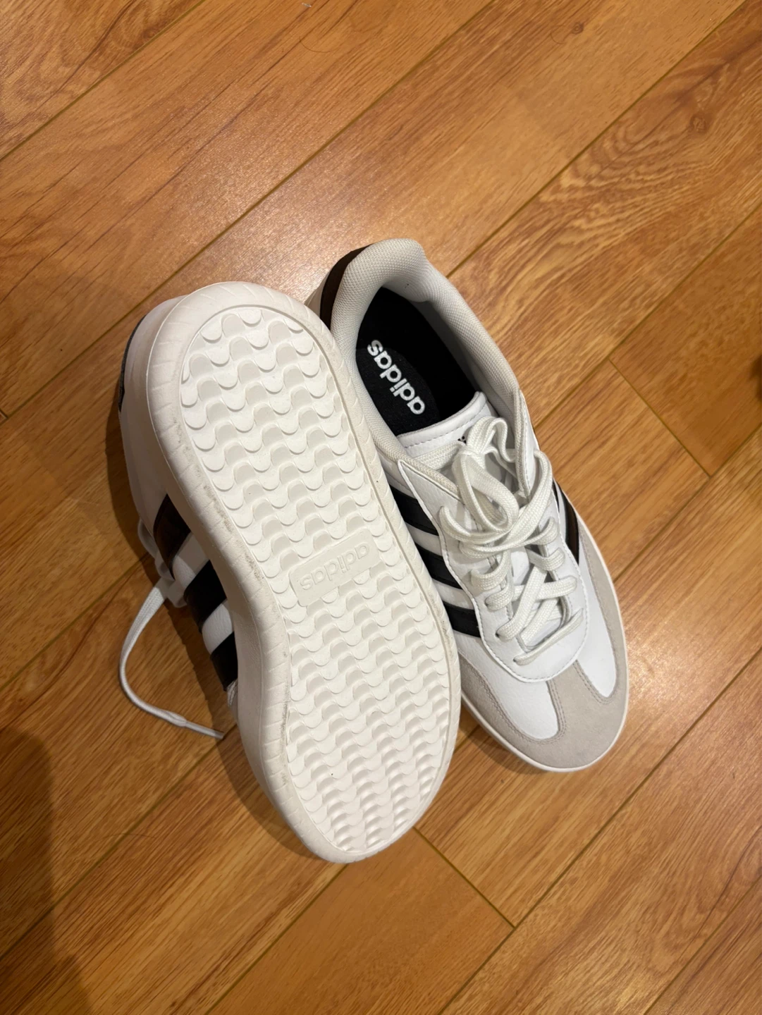 Barreda Adidas White & Black Sneakers - Size 9.5 - photo 2