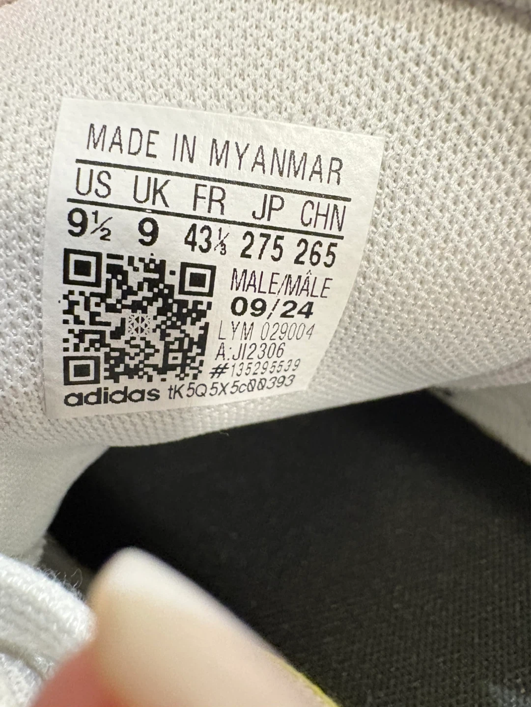 Barreda Adidas White & Black Sneakers - Size 9.5 - photo 4