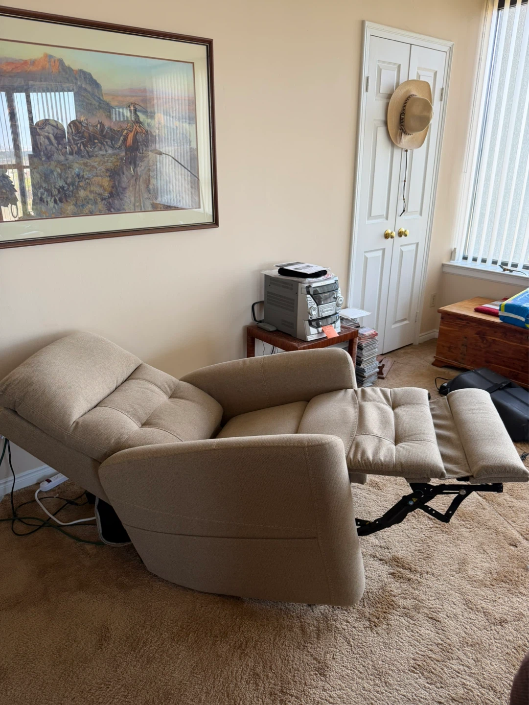 Like New! VivaLift Perfecta 2 Power Recliner (Medium) - photo 5