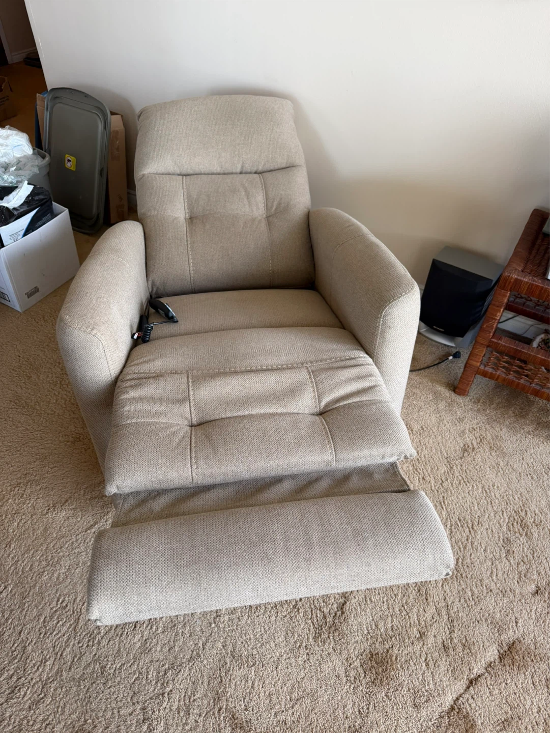 Like New! VivaLift Perfecta 2 Power Recliner (Medium) - photo 4