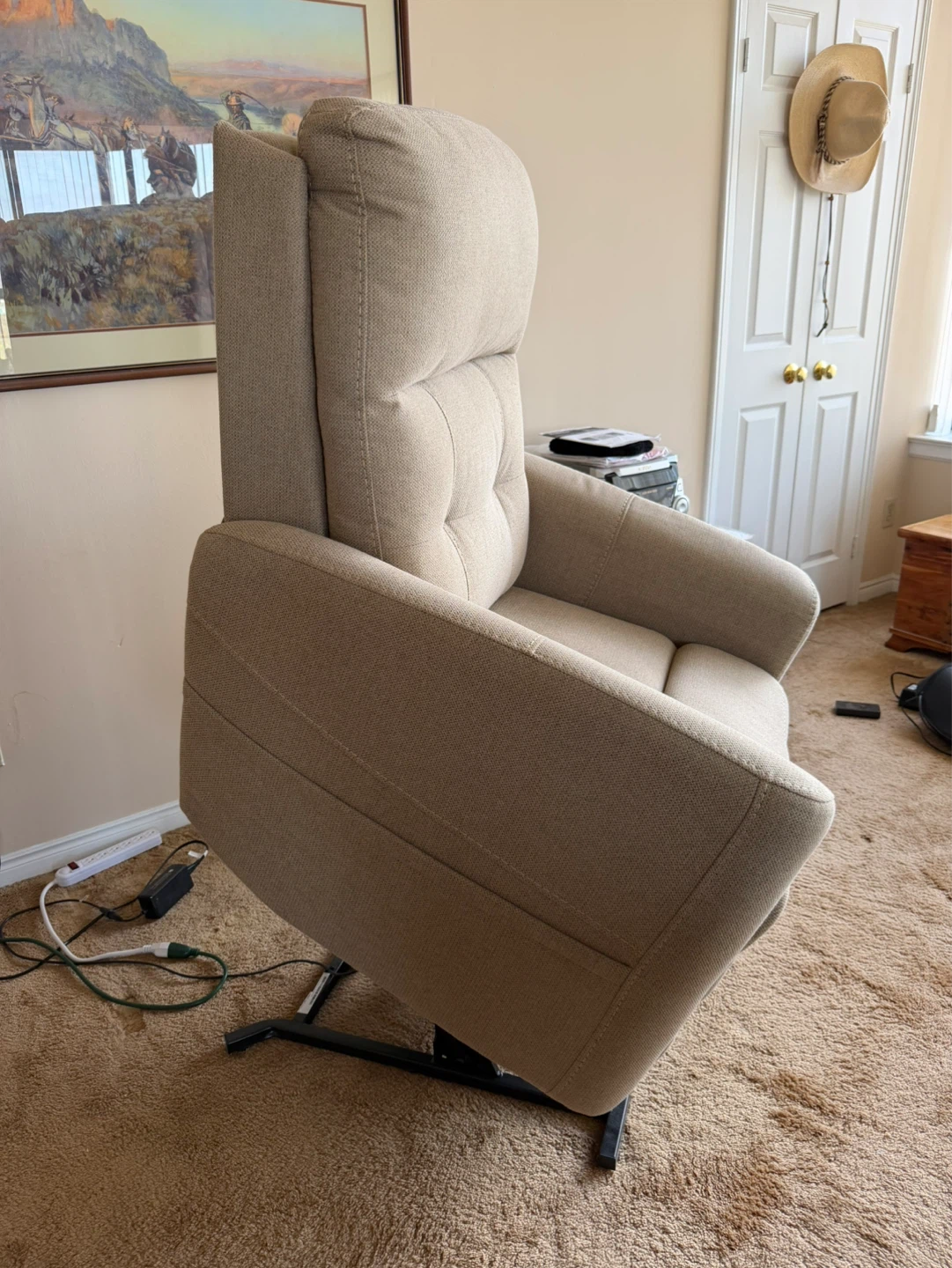 Like New! VivaLift Perfecta 2 Power Recliner (Medium) - photo 3