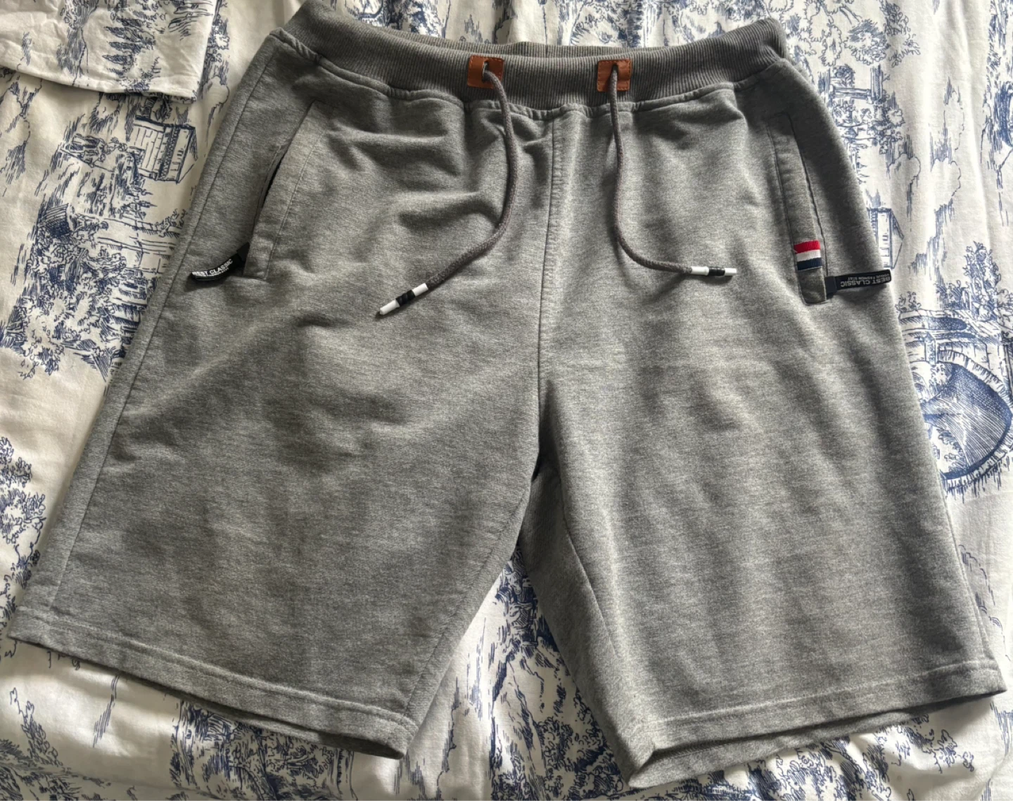 men’s grey fleece sweat shorts (size L)